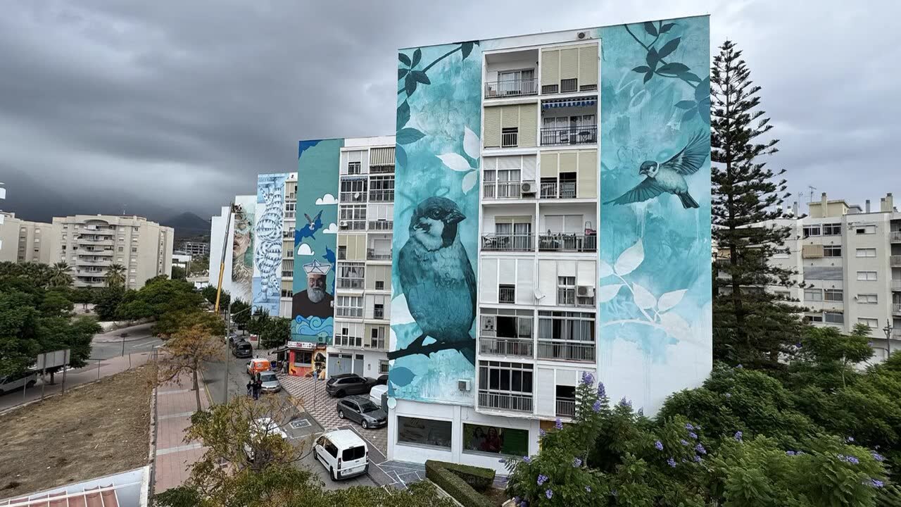 Mural «Conservación del gorrión común»: un gorrión gigante pintado en una fachada de la calle San Juan Bosco de Estepona.