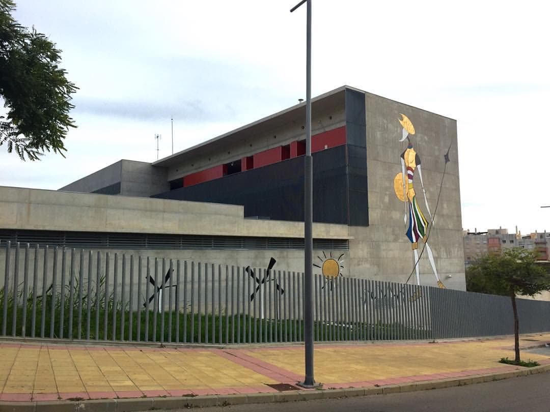 Mural «Quijote del siglo XXI»: don Quijote pintado a gran escala en la fachada del IES Puerta del Mar de Estepona.